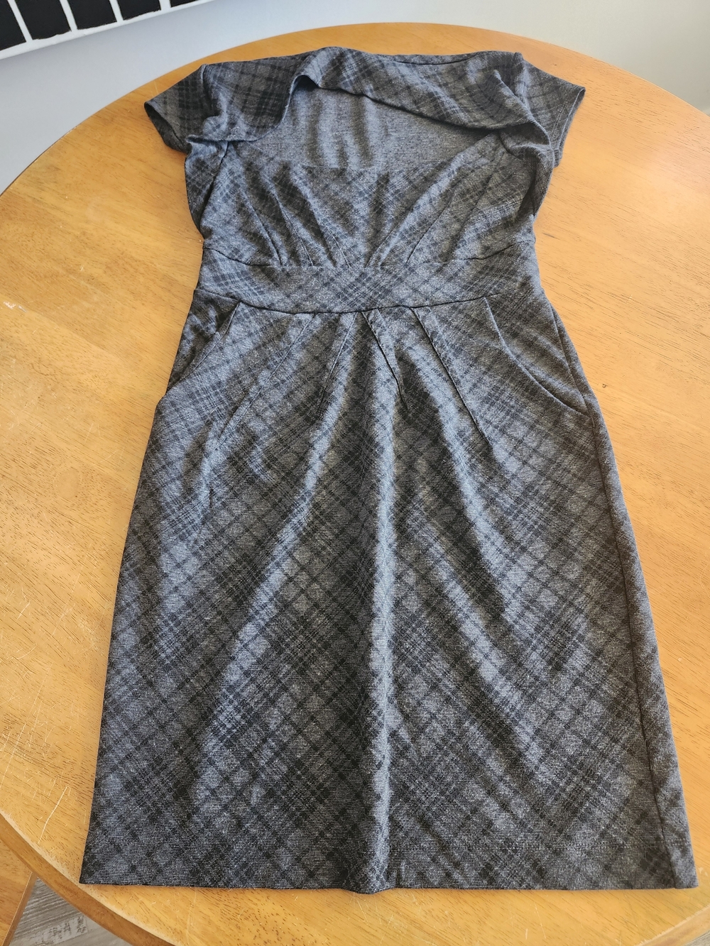 Dynamite Fitted Gray Plaid Midi Sheath Dress With Stretch